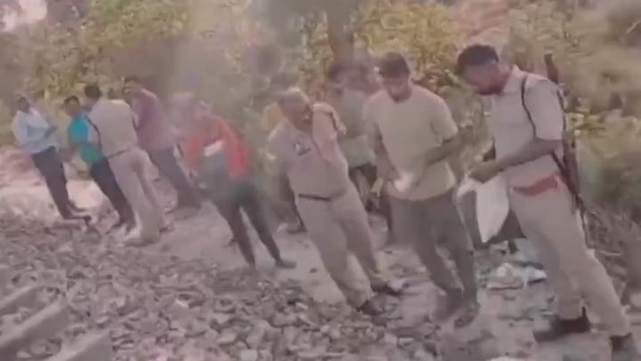 मऊ: रेलवे ट्रैक पर मिली युवक की लाश शिनाख्त नहीं हो सकी पुलिस कर रही प्रयास