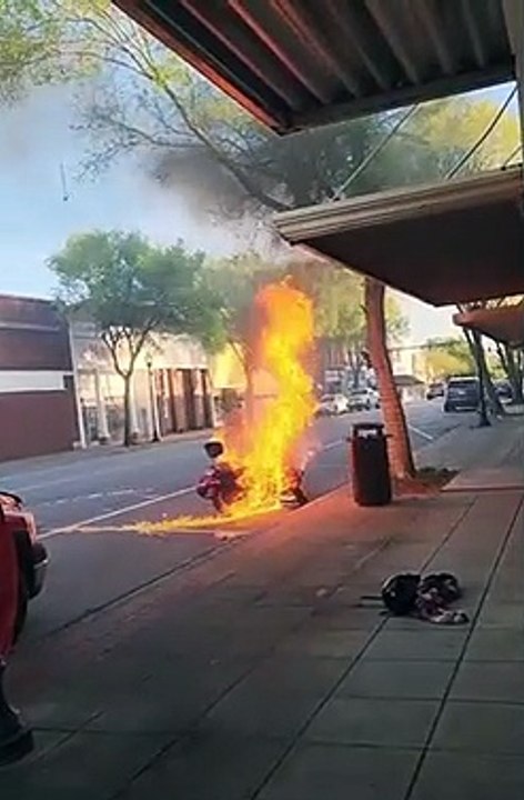 Une moto en feu a une drôle de réaction