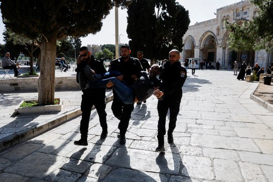 Jérusalem : affrontements nocturnes dans la mosquée Al-Aqsa, plus de 350 arrestations