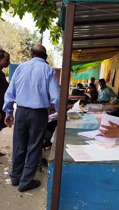 स्टाम्प की कमी है, इसी रेट में मिलेगा, लेना है तो लो, नहीं तो दूसरी जगह जाकर पता कर लो