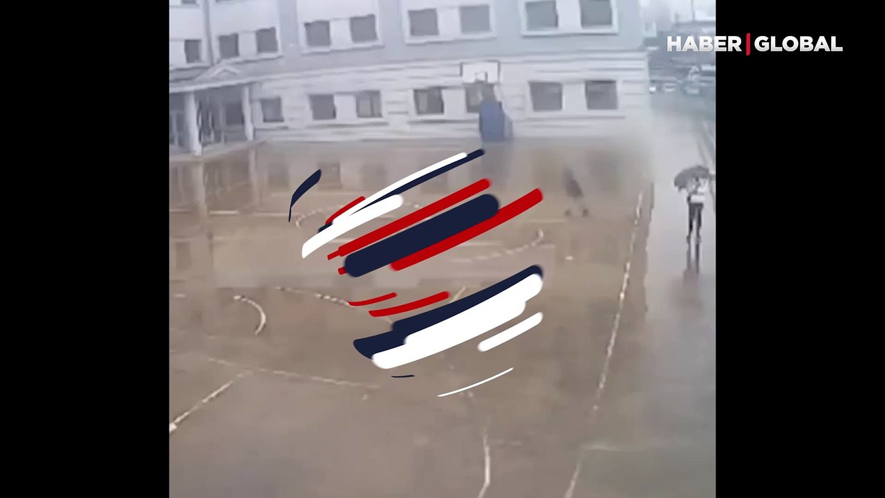 Töreni kaçırınca, tek başına yağmurlu havada İstiklal Marşı'nı okudu! Küçük çocuğun görüntüleri gündem oldu