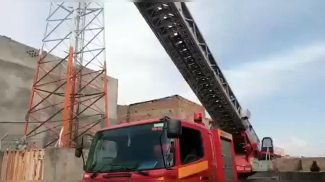 The Woman Climbed the Mobile Tower in Jabar Market Scheme 3