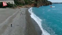 Antalya'da Konyaaltı Sahili turkuaz renge büründü