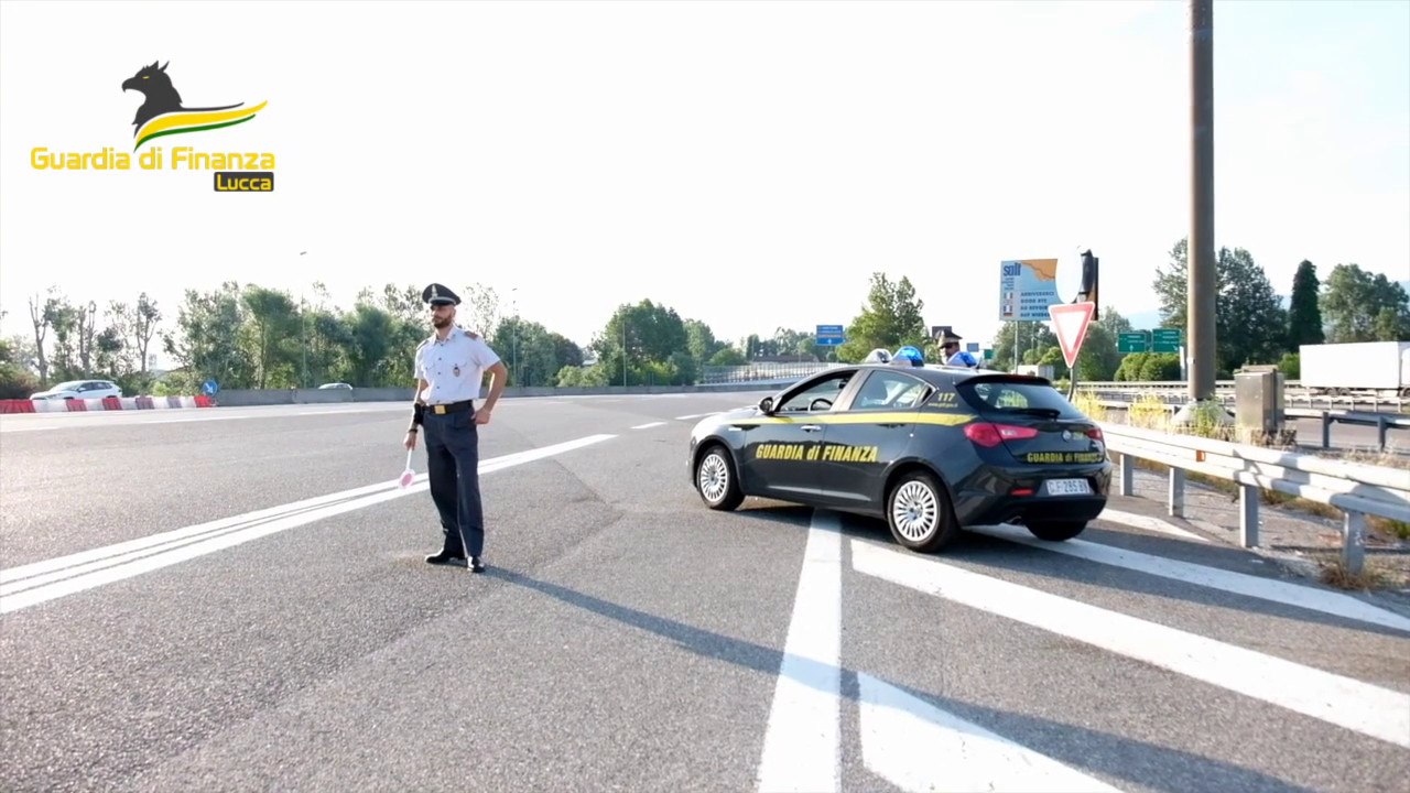 Lucca, appalto truccato nella fornitura di mezzi per raccolta rifiuti