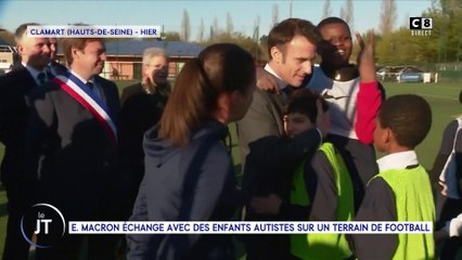 Le journal : E. Macron échange avec des enfants autistes sur le terrain de football