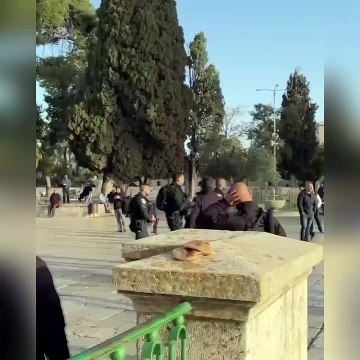 Fanatik Yahudi yerleşimciler, Mescid-i Aksa'ya baskın düzenledi