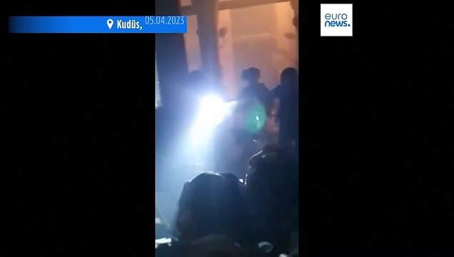 İsrail polisi, işgal altındaki Doğu Kudüs'te bulunan Mescid-i Aksa'ya baskın düzenledi