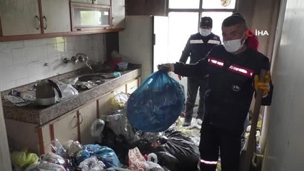 Yangın sonrası ortaya çıkan çöp ev temizlendi