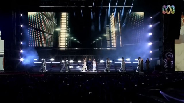 Kylie Minogue chante Can't Get You Out of My Head en live