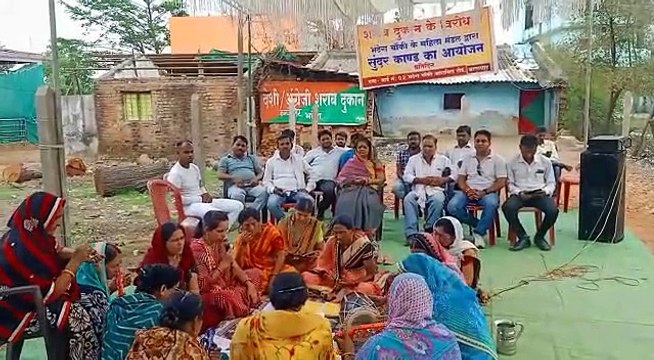 शराब दुकान का विरोध, महिलाओं ने किया सुंदरकांड पाठ