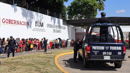 Indignante video: captan a dos agentes del INM agrediendo a un migrante en Chiapas