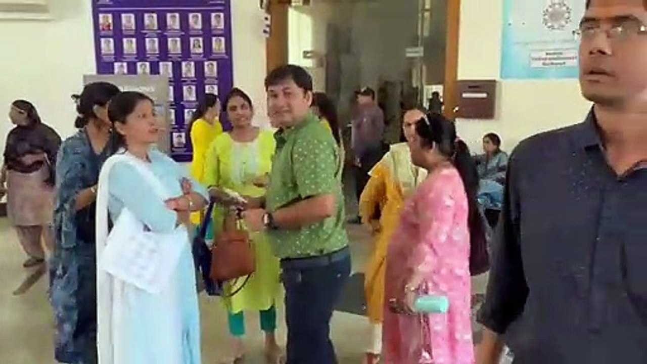 फीस विवाद में बच्चों को पहले ही दिन कक्षा से कि...