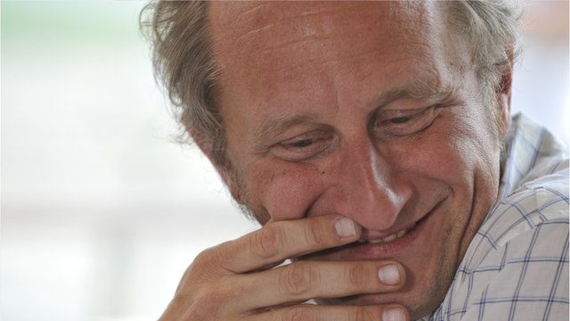 GALA VIDEO - Benoît Poelvoorde “dénoncé”, son humour mis en cause ? “Je dois faire attention…”