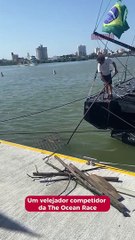 Velejador da regatona ajuda a tirar entulho do rio Itajaí-açu