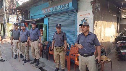 Video herunterladen: पटरी पर लौट रहा जनजीवन, चप्पे-चप्पे पर तैनात पुलिस के जवान