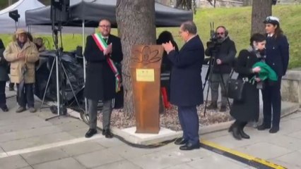 Terremoto, La Russa a L'Aquila scopre stele "fiore della memoria"