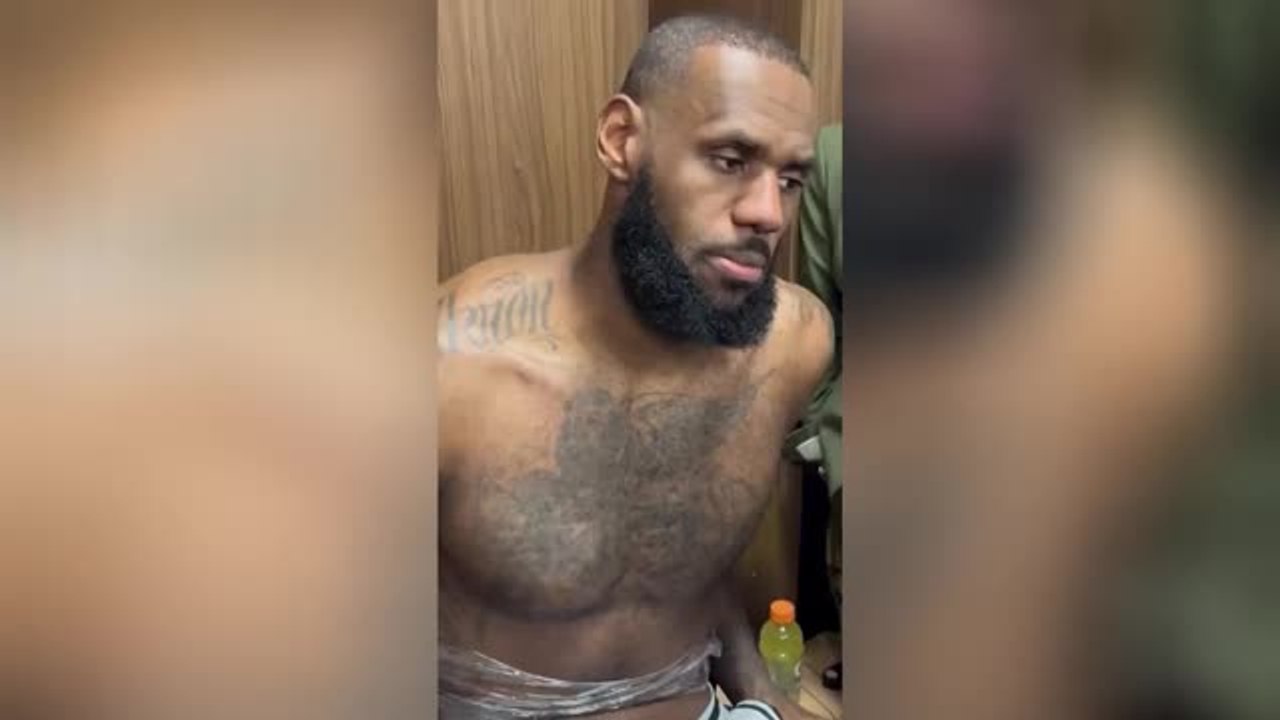 Lebron von mitspielern mit goat-geräuschen gefeiert