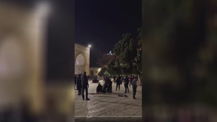 القوات الإسرائيلية تقتحم باحات المسجد الأقصى لمنع المصلين من الاعتكاف   #العربية