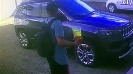 Imagens mostram furto de bicicleta no Centro