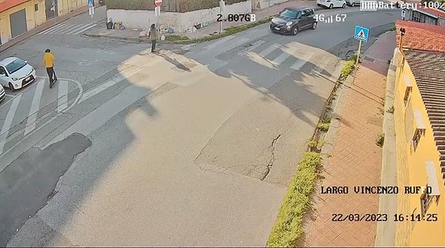 Messina, rifiuti abbandonati: fioccano le multe. E il lancio dal monopattino ripreso dalla telecamera