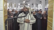 Cezayir'de namaz esnasında imamın omuzlarına çıkan kedinin videosu büyük ilgi gördü