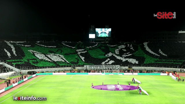 تيفوهات واحتفالية مهيبة.. جماهير الرجاء تبدع في مباراة ديربي 134 وسط غياب جماهير الوداد