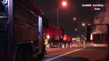 TEM Otoyolu'nda seyir halindeki TIR alevler içinde kaldı