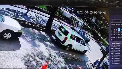 Observe el momento exacto en que una camioneta atropelló a una docente universitaria