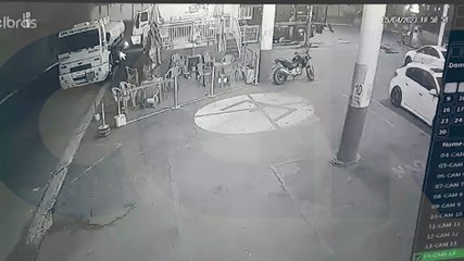 Câmera de segurança registra homicídio em posto de combustível
