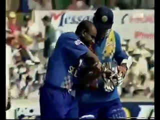 BROKEN ARM - Sanath Jayasuriya vs Brendon Julian WACA 1999