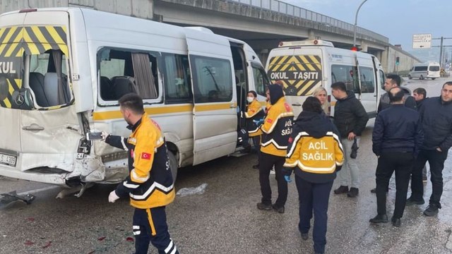 3 servis minibüsü birbirine girdi: 15 yaralı
