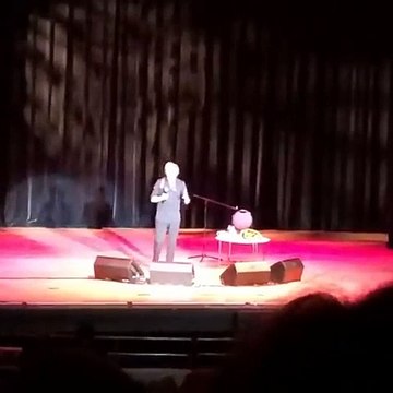 Галкин. Они на чем-то сидят и это не от спины