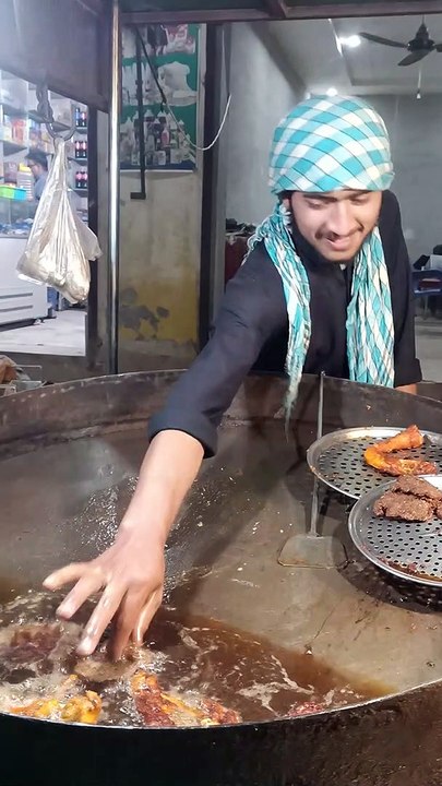 Hands in Boiling Oil || Peshawari Tawa chapli Kabab chef using their hands to pull out the food from boiling oil without precautions||Life in Pakistan