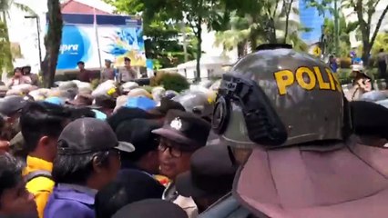 Kecewa Tak Ditemui, Mahasiswa Saling Dorong dengan Polisi Sebelum Bubarkan Aksi