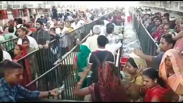 गुलाल उड़ाते श्रद्धालु सालासर बालाजी महाराज की एक झलक पाने को आतुर