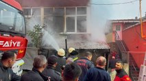 Kocaeli’de 4 katlı binada yangın: 2 kişi dumandan etkilendi