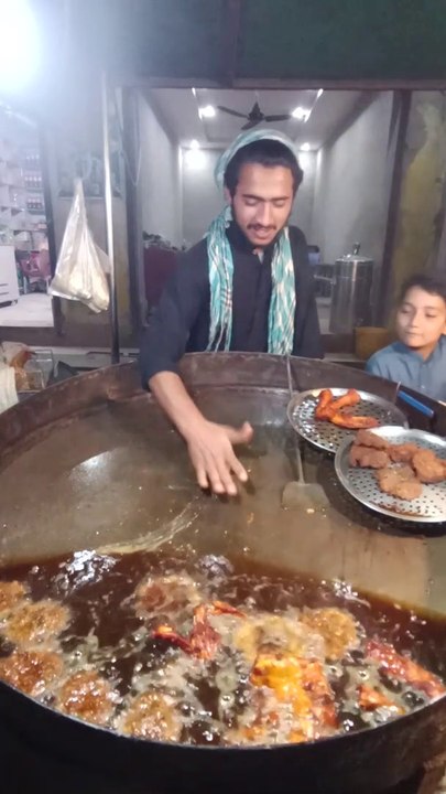 Hands in Boiling Oil 2nd part|| See the trick of shopkeeper using hands for frying food