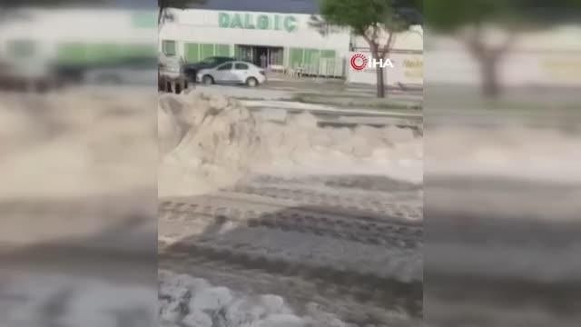 Dolu yağışı Çeşme'yi beyaza bürüdü