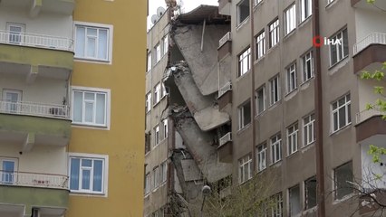 Ağır hasarlı bina çöktü, çevresindeki bina ve okul tahliye edildi