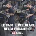 Giornata no: le cade il cellulare nella friggitrice mentre cucina