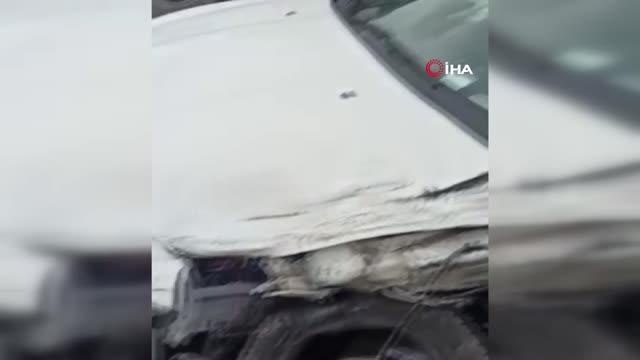 Arnavutköy'de servis aracı ile otomobil kazaya karıştı: 2 yaralı