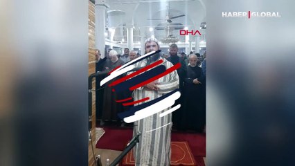 İzlenme rekorları kıran kedi: Camiye girdi, teravih namazında imamın üstünden inmek bilmedi