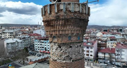 ULU CAMİ'NİN EĞRİ MİNARESİNDEKİ 'KUFİ' YAZILAR RESTORE EDİLECEK