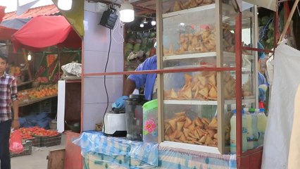 رواج سوق الحلويات الشعبية في اليمن بعربات "فطورك يا صائم"