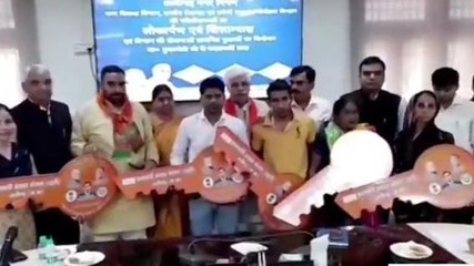 अलीगढ़: पीएम आवास योजना के 5 लाभार्थियों को सौंपी गई मकान की चाबी