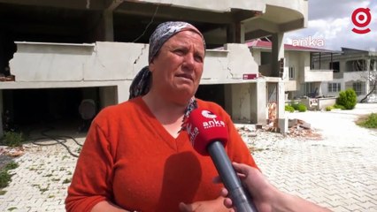 Depremzede Fatma Zeytun: Şebeke suyu kirli, zehirli diyorlar. Mecburiyetten onunla temizliğimizi, yemeğimizi yapıyoruz