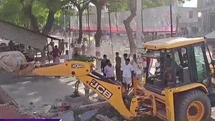 फिरोजाबाद: अतिक्रमण पर गरजा बाबा का बुलडोजर, भाजपाइयों ने किया विरोध