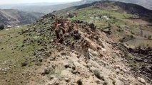 Depremlerin yıktığı Adıyaman'da derin yarık oluşan tepe görüntülendi