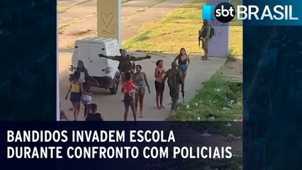 Bandidos invadem escola durante confronto com policiais
