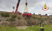 Capua, sfonda con auto muro di un parcheggio e finisce in un fossato: soccorso 75enne (06.04.23)
